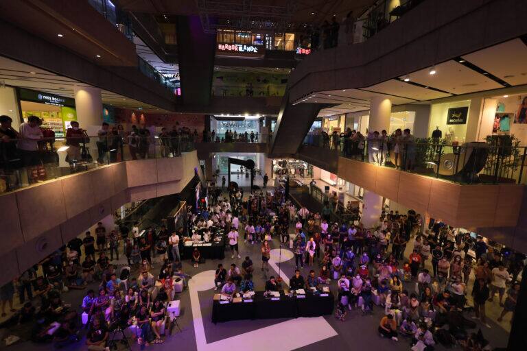 ผู้ชมเต็มโถงห้างสรรพสินค้าในงานช่วงค่ำ มองจากชั้นบน