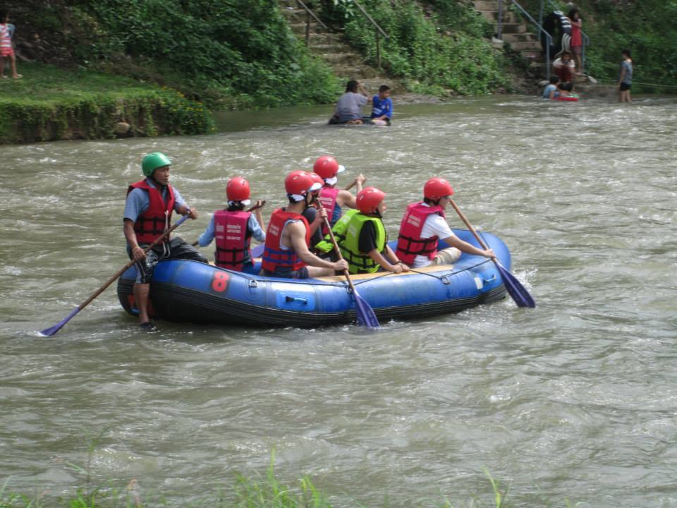 ทีมล่องแก่งพายเรือยางกลางลำน้ำ
